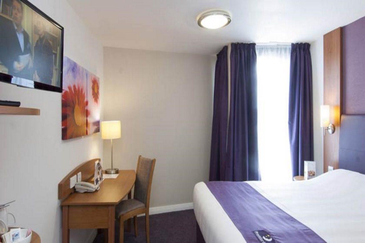 Premier Inn Ръджли Екстериор снимка
